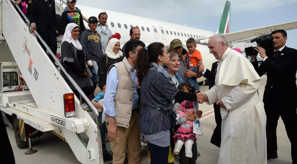 Papa Francisc a explicat de ce s-a întors la Vatican cu trei familii de imigranți musulmani | FOTO