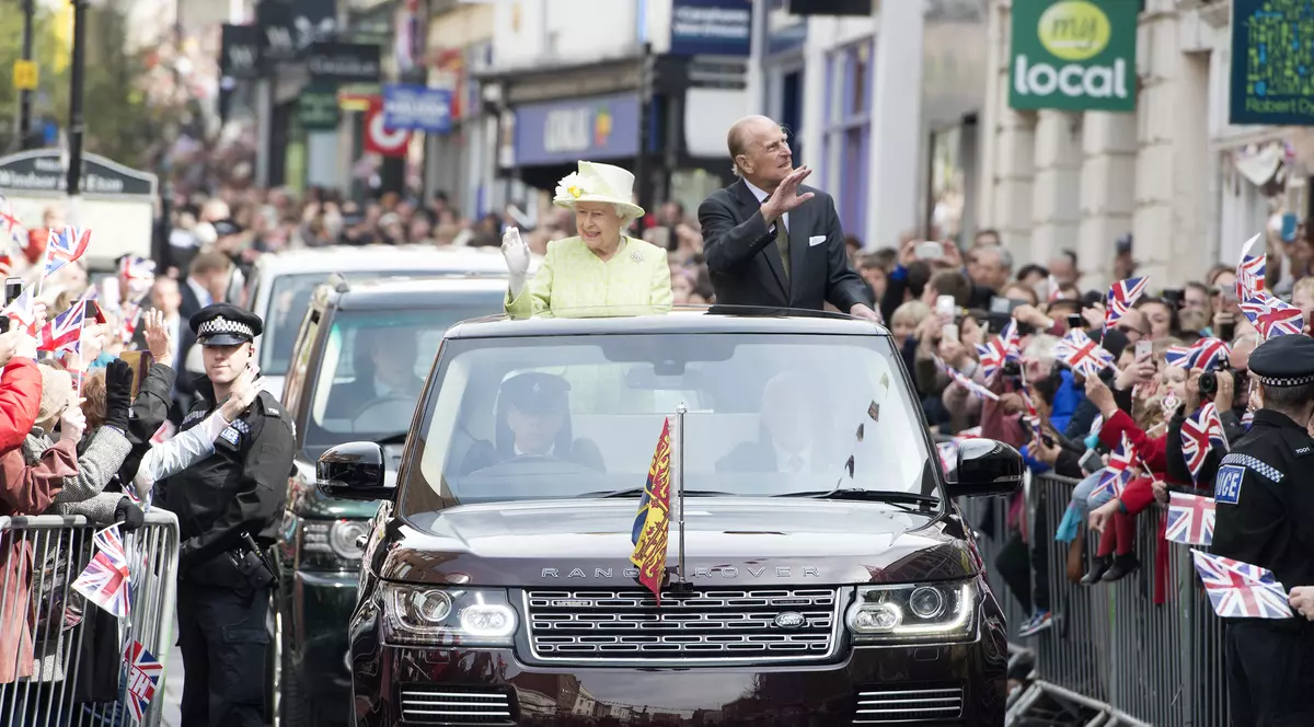 Marea Britanie, în sărbătoare! Regina Elisabeta a II-a a împlinit 90 de ani. O mulțime de oameni i-au urat "La mulţi ani"| FOTO și VIDEO