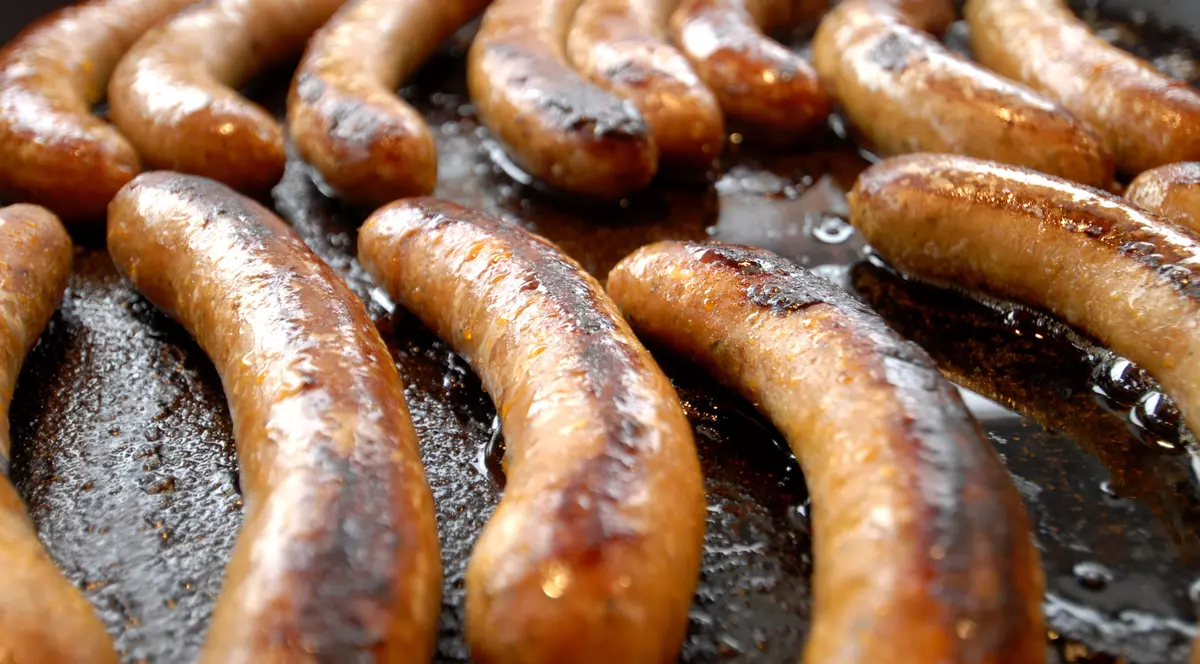 Ceartă pe cârnați la adunarea generală a acţionarilor Daimler. Au fost chemate autoritățile