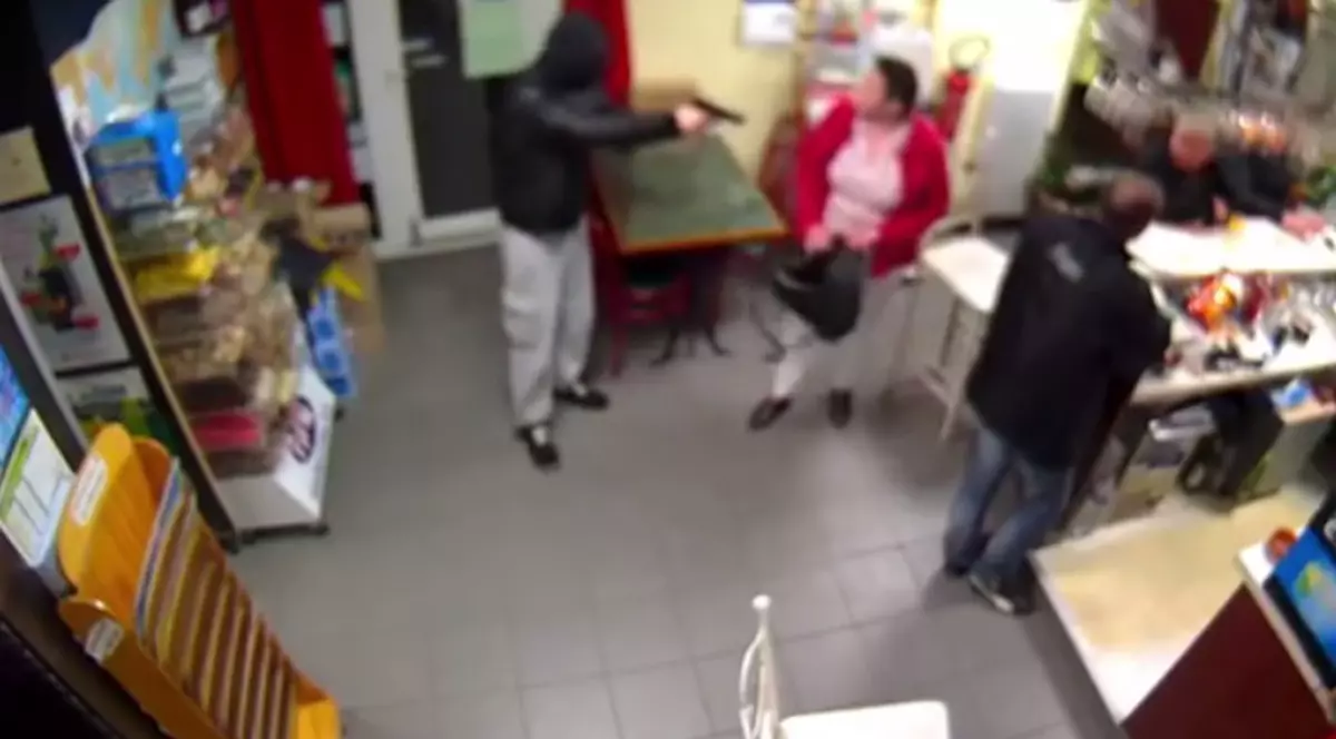 Scenă incredibilă! Un hoț înarmat a fost alungat de o femeie cu un copil în brațe