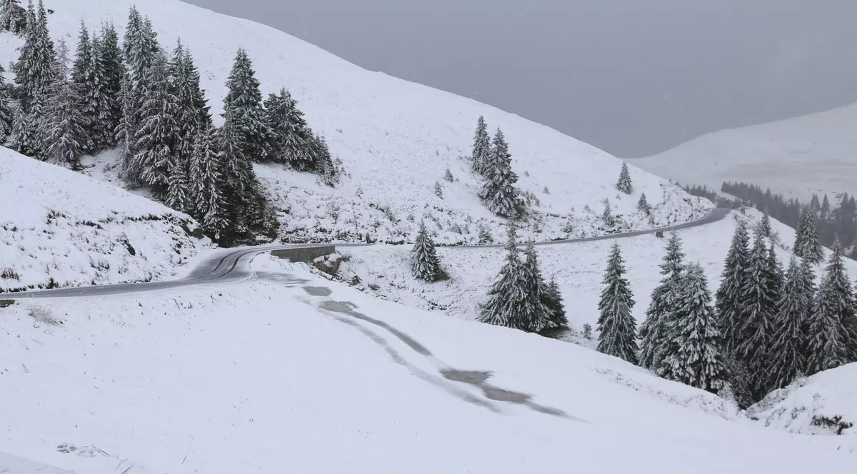 Supraviețuire extremă pentru șapte turiști rătăciți în Bucegi. Și-au petrecut noaptea la minus 15 grade Celsius