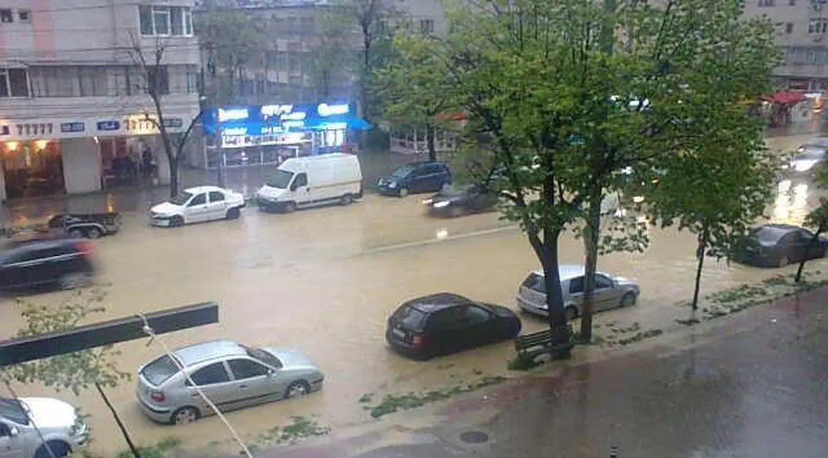 INTERVENŢIE EROICĂ! Bătrân salvat în ultimul moment după ce a fost luat de ape la Iaşi! VIDEO