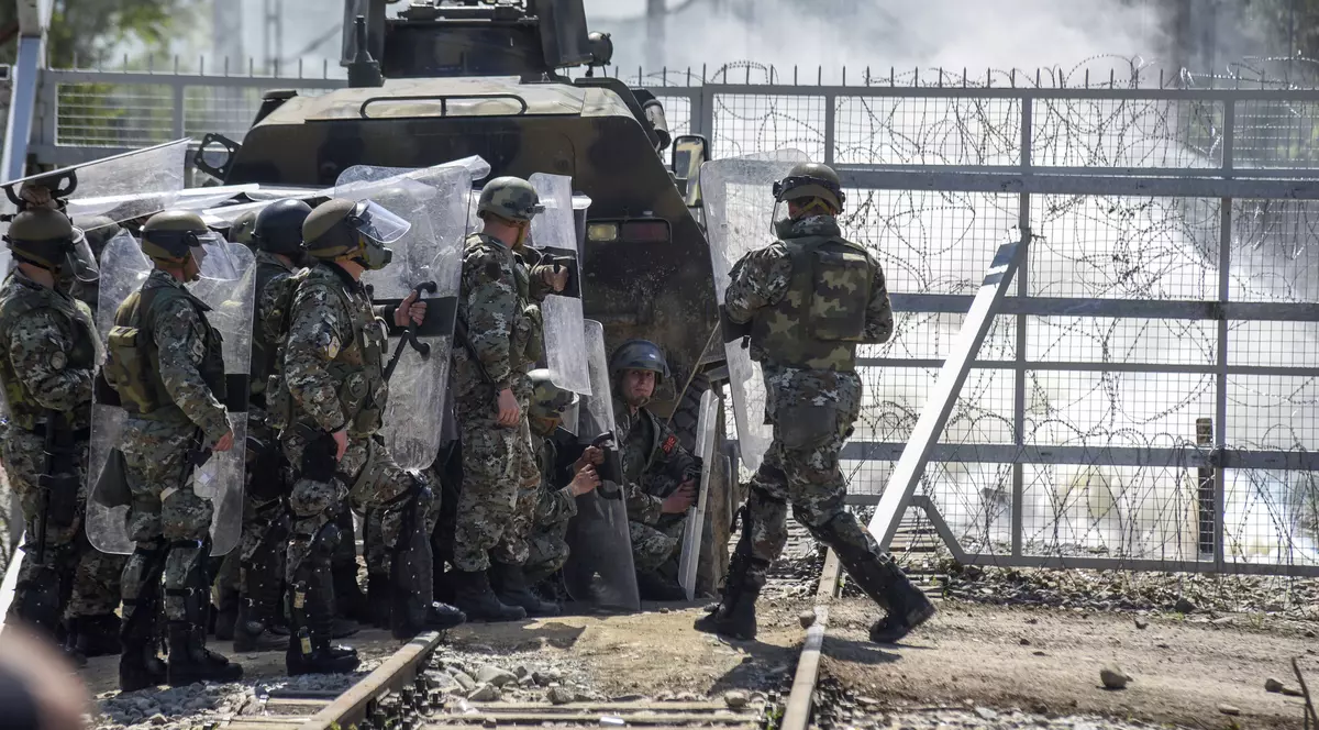 Zeci de refugiați răniți la Idomeni în Grecia, după ce poliția a recurs la gaze lacrimogene și gloanțe de plastic