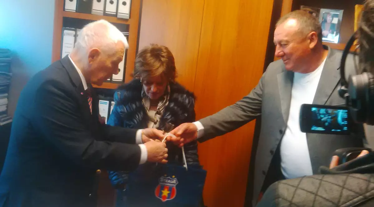 Gigi cu valiza, foștii mari steliști - cu punguța! Bumbescu, Bărbulescu și Radu II le-au dus daruri belgienilor