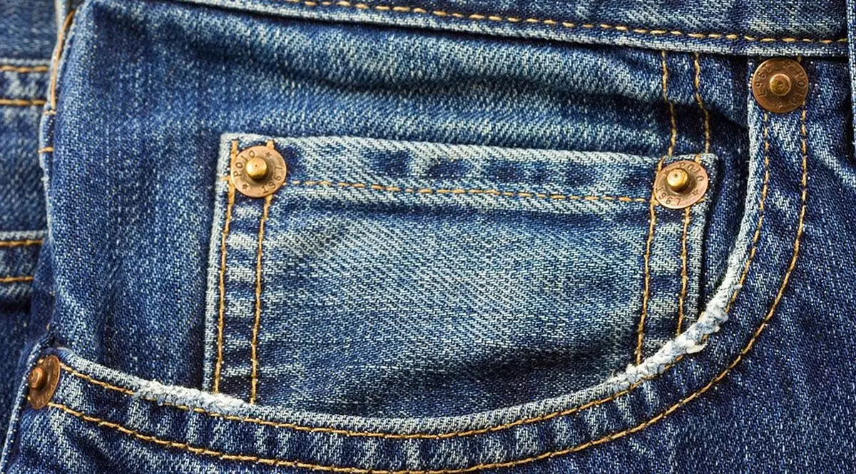 Știi de ce buzunarele blugilor au capse? Află explicația!