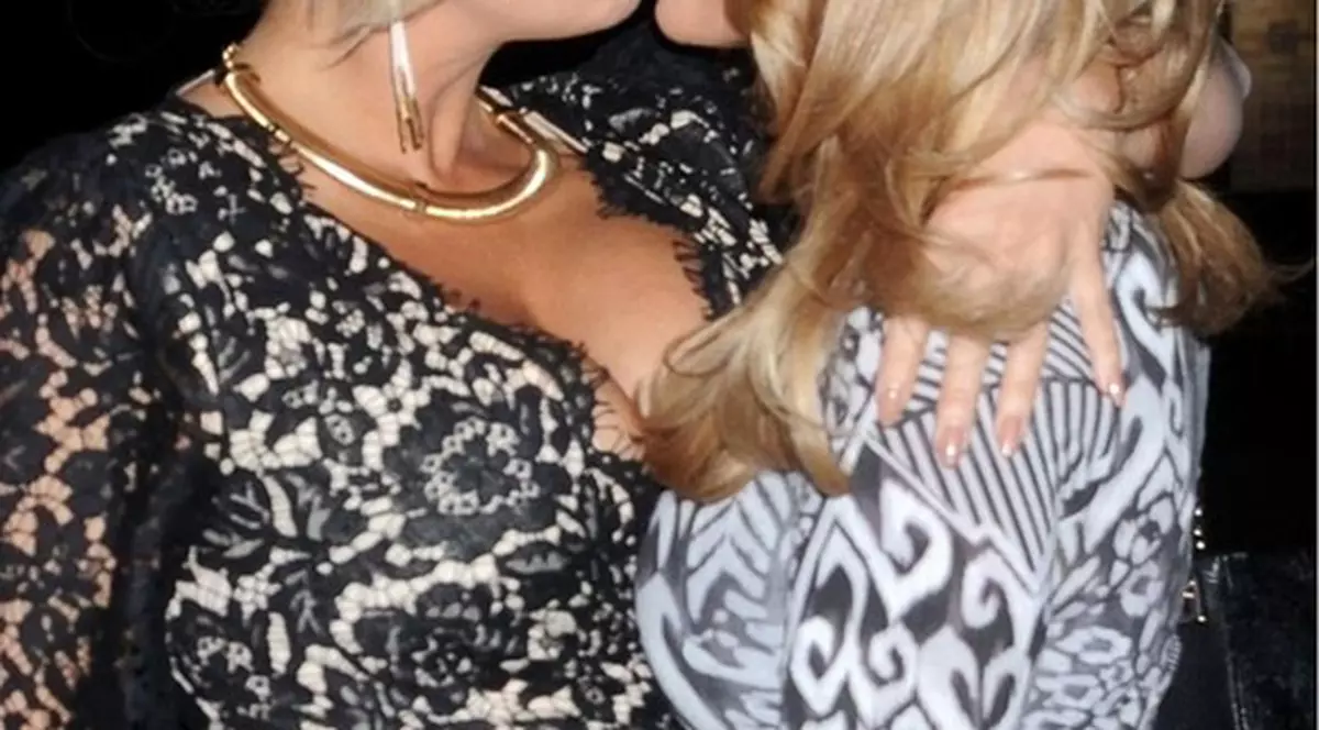 Au renunţat la inhibiţii! Sărut pasional între două blonde celebre!