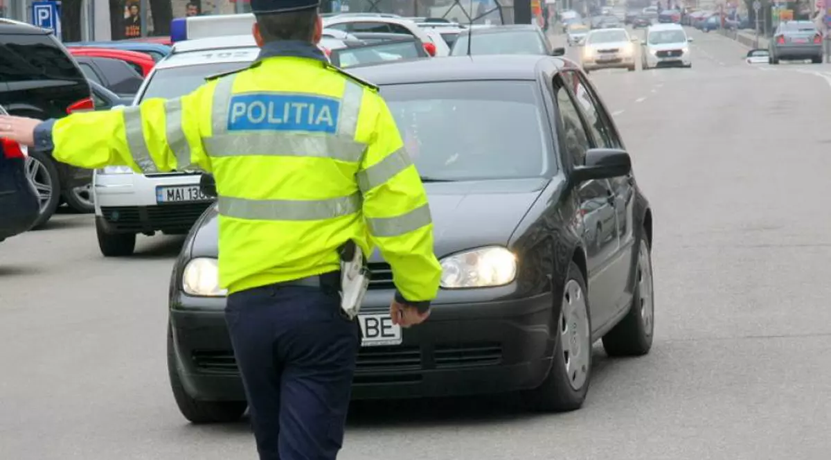 Culmea prostiei! Un polițist a furat permisul de conducere al unui șofer contravenient chiar din biroul colegilor-anchetatori!