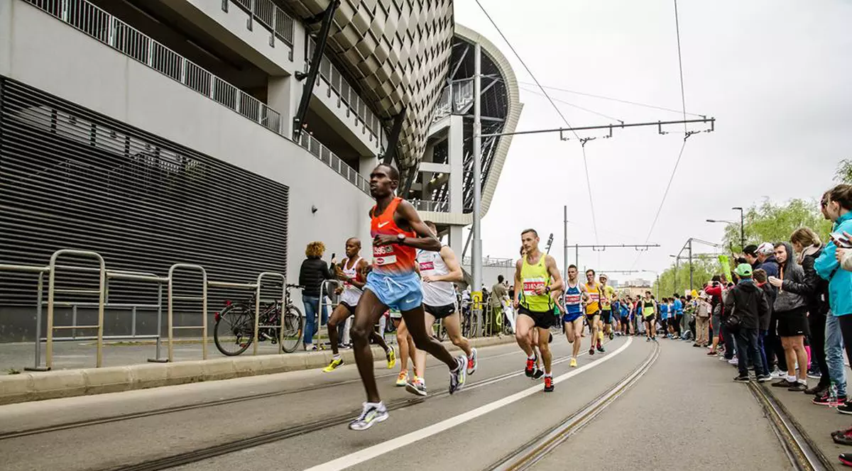 Peste 4.000 de alergători pe străzile Clujului! Un kenyan a câștigat maratonul