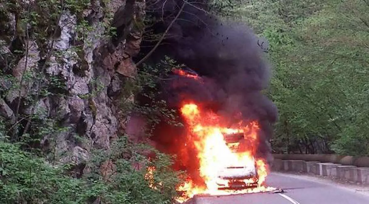 O maşină a luat foc în mers în apropiere de cascada Bigăr! Şoferul, salvat în ultima clipă!