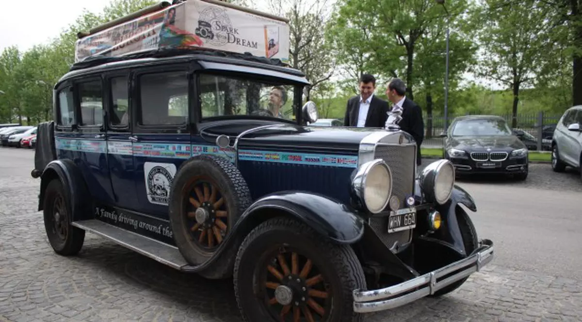 O familie călătorește de 16 ani în jurul lumii cu o mașină din secolul trecut. Au ajuns și în România