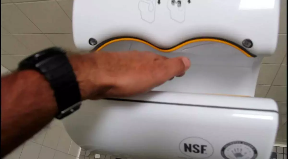 Uscătorul de mâini, periculos pentru sănătate? De ce recomandă specialiştii prosoapele de hârtie