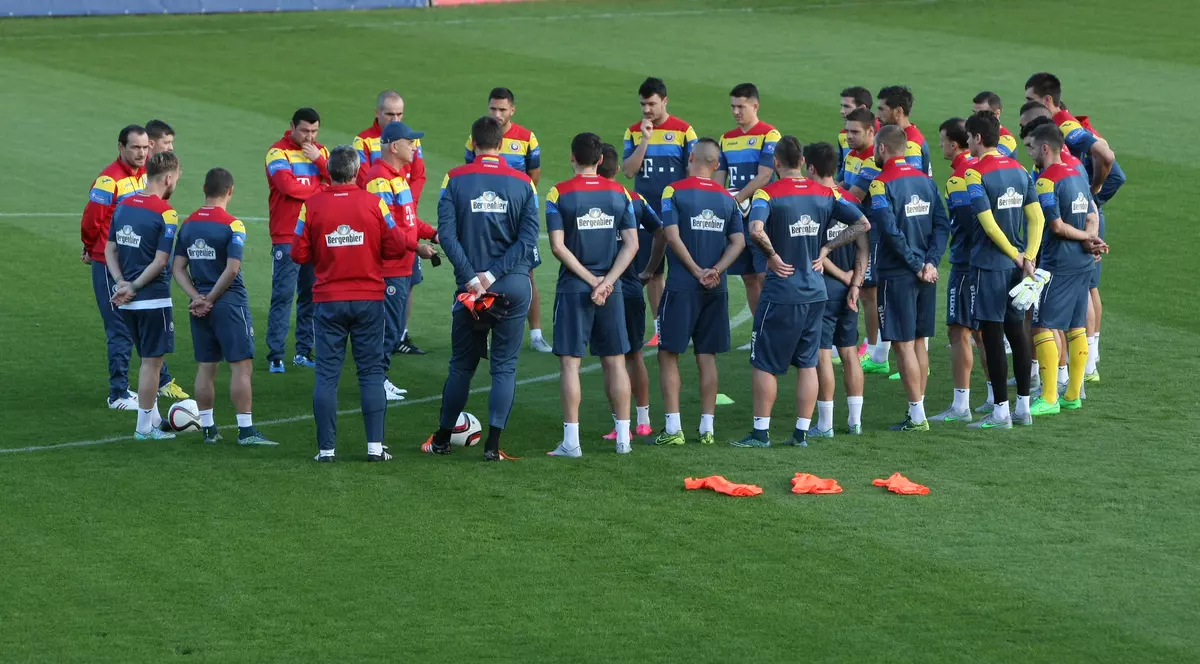 Tricolorii își vor proba mâine costumele de prezentare de la Euro. Printre invitați, Râpă și Purece!