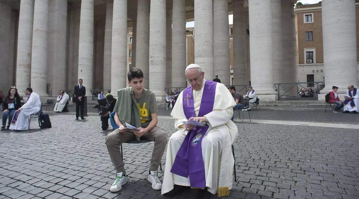 Gestul neașteptat al Papei Francisc! Acesta a spovedit mai mulți tineri în Piața Sfântul Petru| FOTO VIDEO