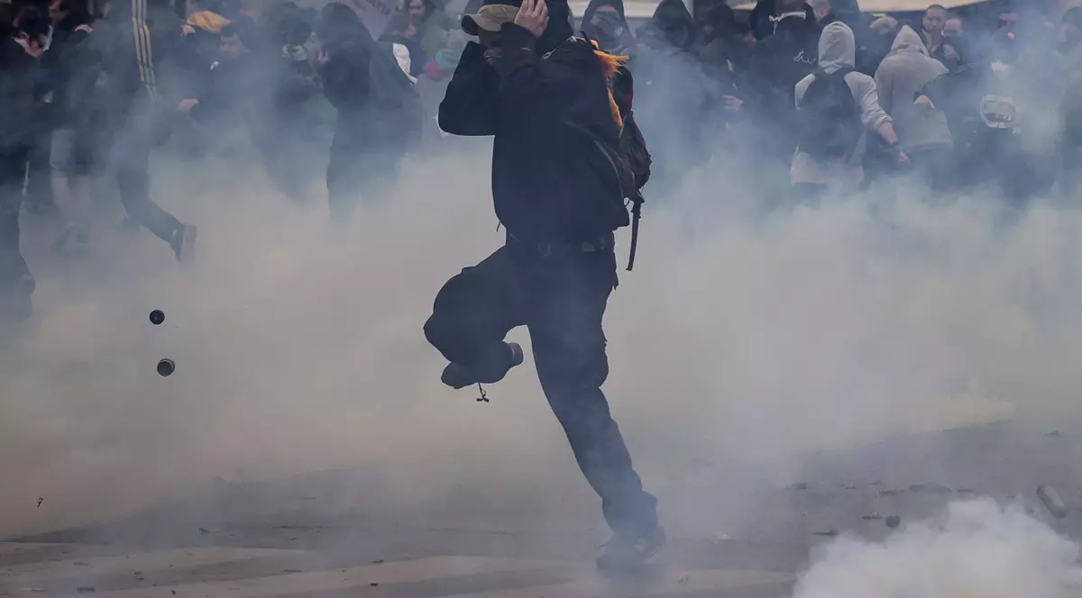 Proteste cu violențe în Paris din cauza schimbărilor propuse pentru Codul Muncii