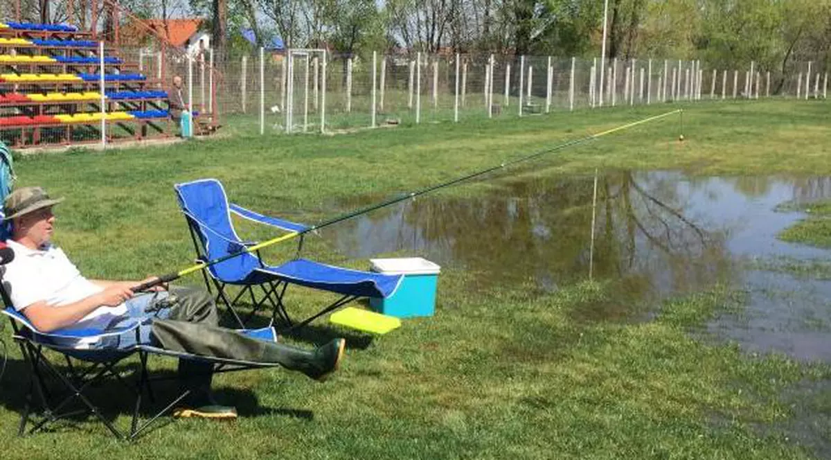 Au pescuit pe stadionul din Cristian! FOTO şi VIDEO