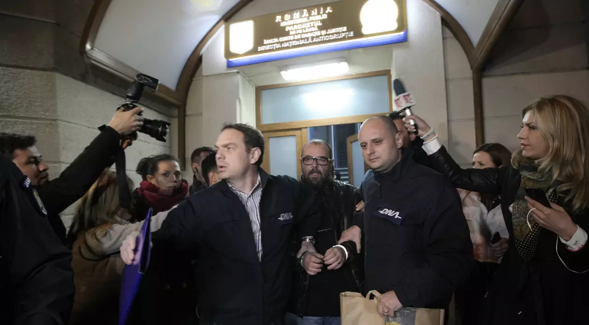 EXCLUSIV Apar scheletele din dulapurile Primăriei sectorului 4: Piedone a cheltuit jumătate din banii școlilor pe paza clădirilor