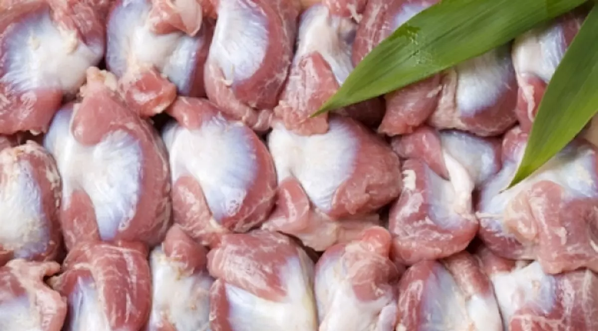 Peste trei tone de pipote de pui au fost confiscate în Argeş!