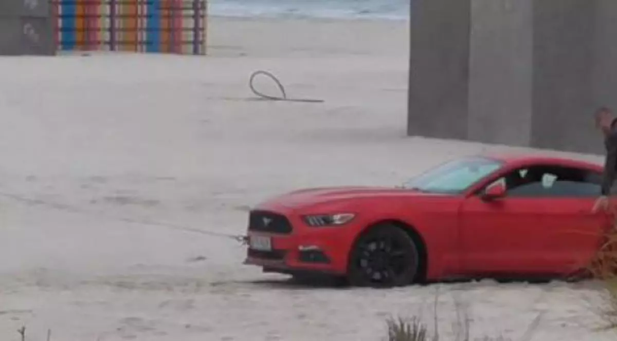 A vrut să vadă marea mai de-aproape, dar a rămas împotmolit cu maşina în nisip! S-a întâmplat pe plaja din Mamaia