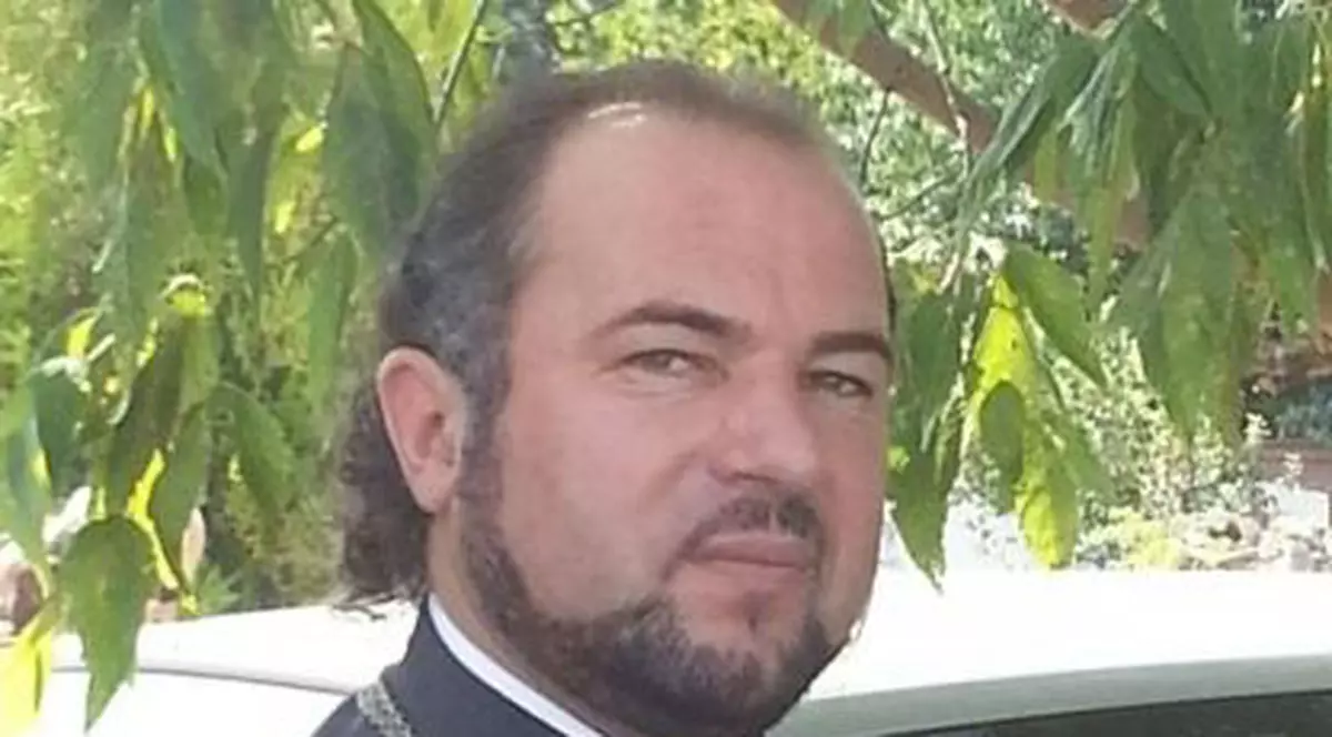 Un preot din Bacău îngroapă pe banii lui morţii părăsiţi la morgă. Le face actele, le cumpără sicrie şi îi înmormântează creştineşte