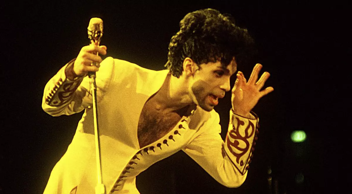 Prince, diagnosticat cu SIDA cu câteva luni înainte de a muri? Cântăreţul ar fi refuzat să se trateze, din cauza religiei