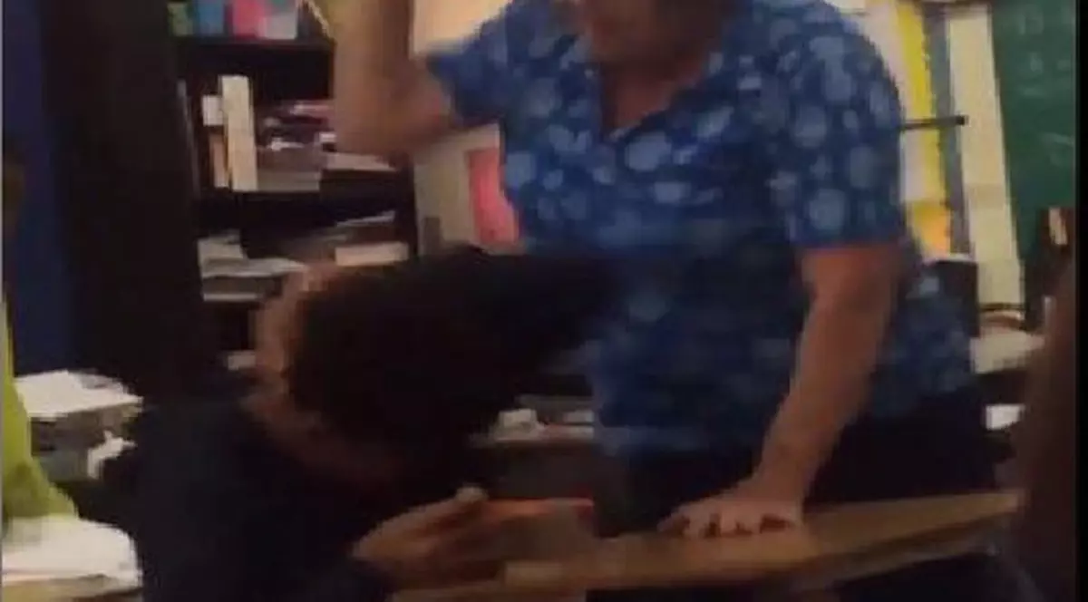 La ei se poate! O profesoară din Texas a fost arestată pentru că a lovit și a umilit un elev!VIDEO