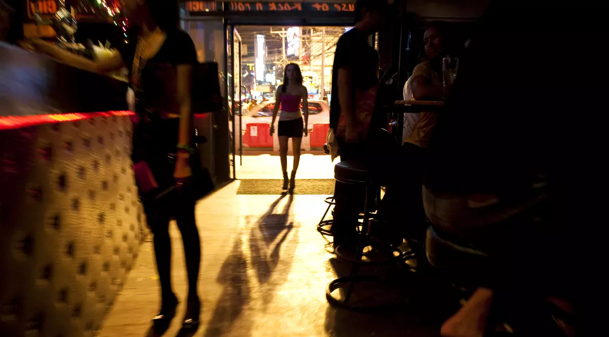 Reţea de proxenetism cu tinere din România, destructurată în Kuweit