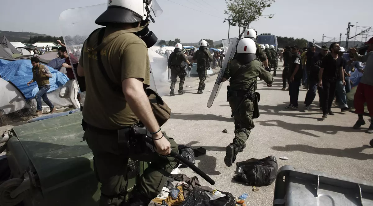 Imigranţii din Grecia caută noi rute pentru a ajunge în Macedonia