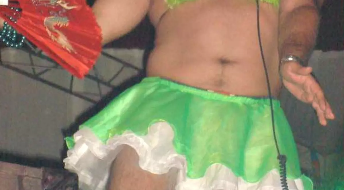 FOTO EXCLUSIV /Rușine mai mare nu există! Un artist celebru de la noi surprins în costum de actriță porno în club!