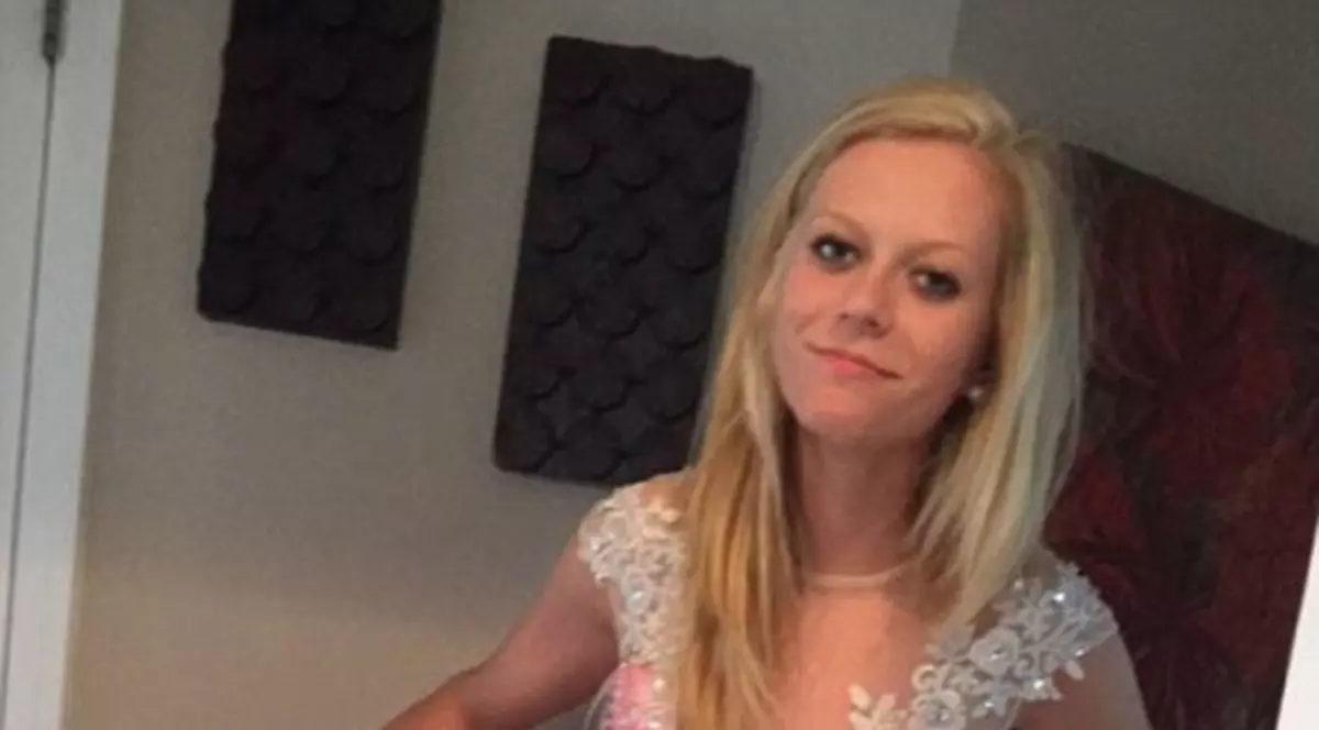 Și-a comandat o rochie de 200 de dolari pentru bal și a primit o cârpă șifonată | FOTO