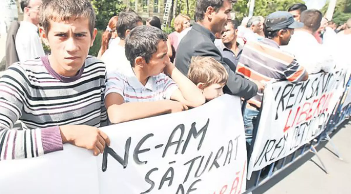 Autorii mesajelor xenofobe de la Ziua Internațională a Romilor au fost reținuți - au crezut că sunt corturile unei nunți de maneliști