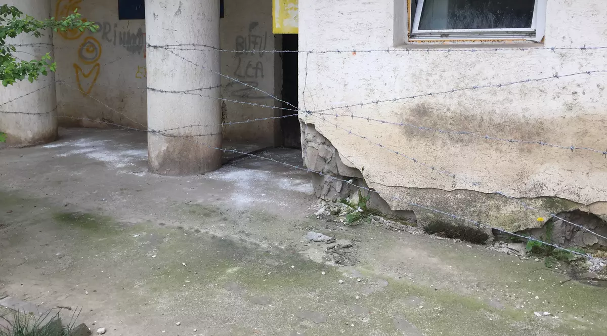 Măsuri antinesimțire la Botoșani! Gangul devenit «WC public», blocat cu sârmă ghimpată