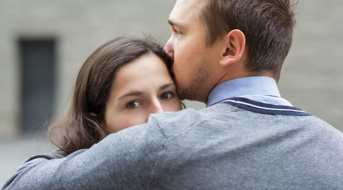 Adela vă sfătuiește în sex și iubire. ”De când m-am mutat la el, a început să ascundă lucruri de mine și să mă mintă”