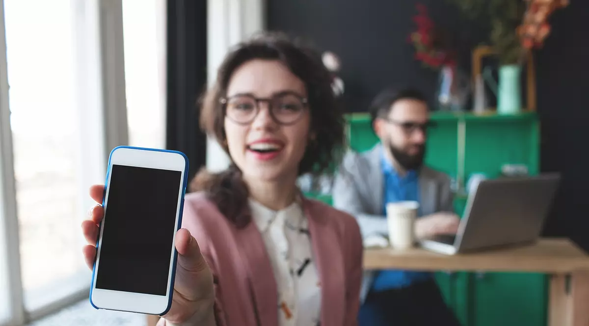 Pssst, să nu audă şeful! Ghici unde folosim cel mai mult smartphone-ul...