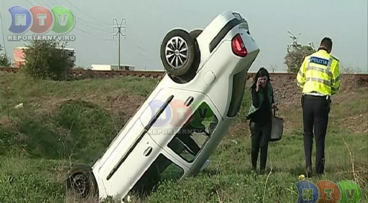 FOTO S-a urcat beat la volan și s-a răsturnat cu mașina pe câmp
