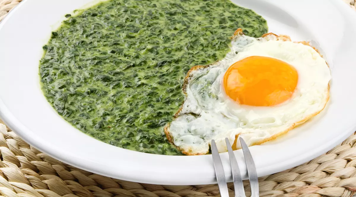 Libertatea te ajută să găteşti ieftin şi bun.  Spanac cu lapte şi ouă ochiuri cu doar 8,6 lei