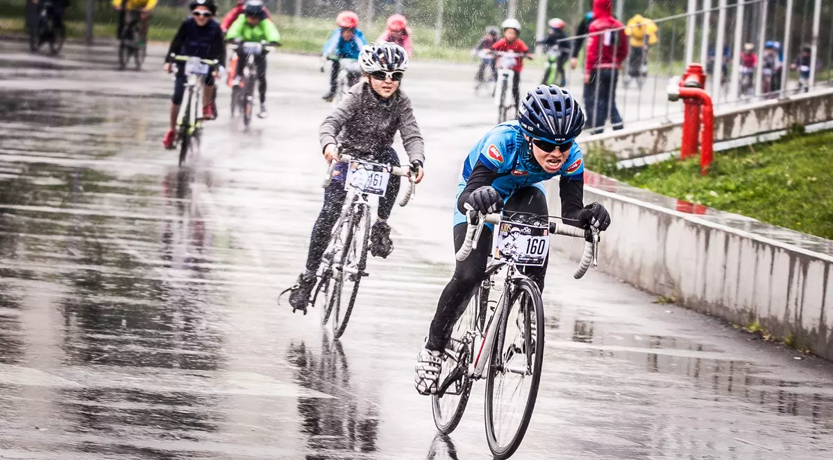 Cupa României pentru copii la ciclism s-a disputat pe ploaie și pe frig