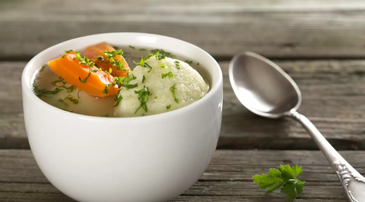 Libertatea te ajută să găteşti ieftin şi bun.  Supă de pui cu găluşte cu doar 9,6 lei