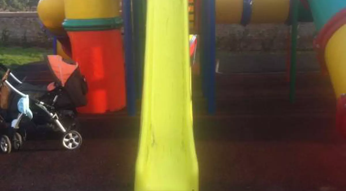 Tobogane cu crăpături sau cu zone rupte, balansoare şi leagăne cu scânduri putrede, la Galați