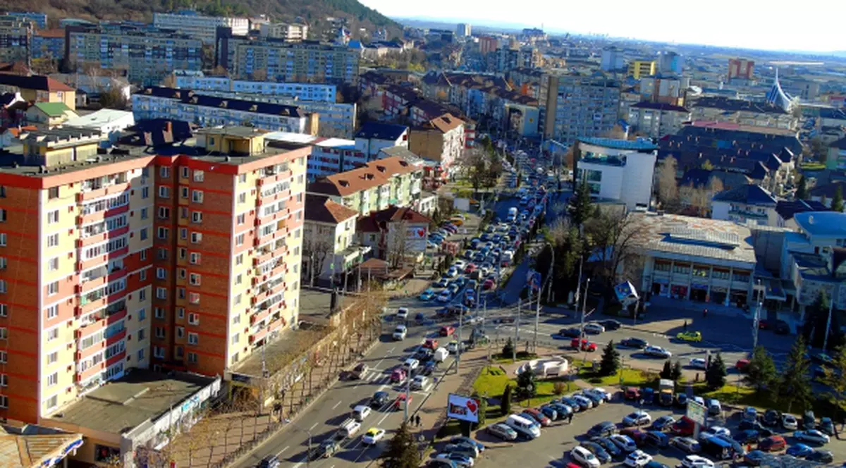 Acoperişul unui bloc cu 10 etaje a fost smuls de vântul puternic! Mai multe maşini au fost avariate!