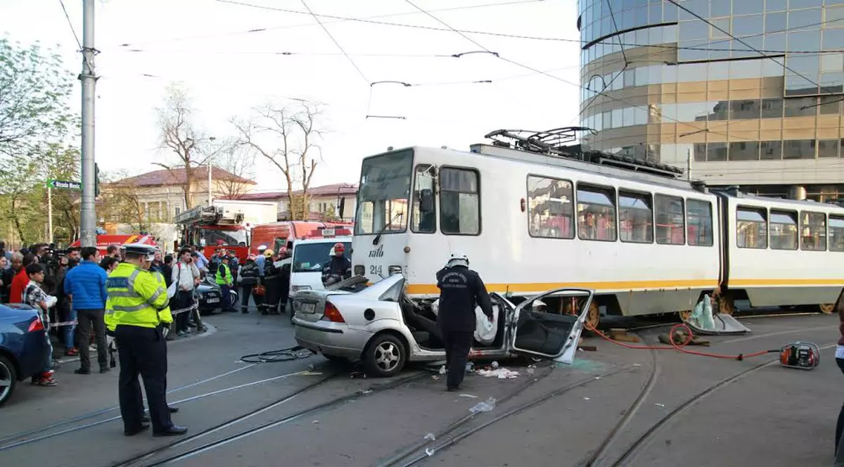GRAV ACCIDENT ÎN CAPITALĂ! Mașină spulberată de un tramvai - Foto