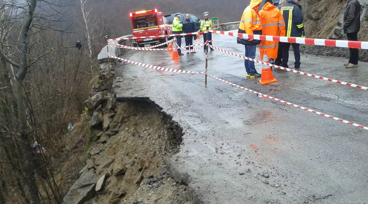 Drumul spre Transalpina s-a surpat