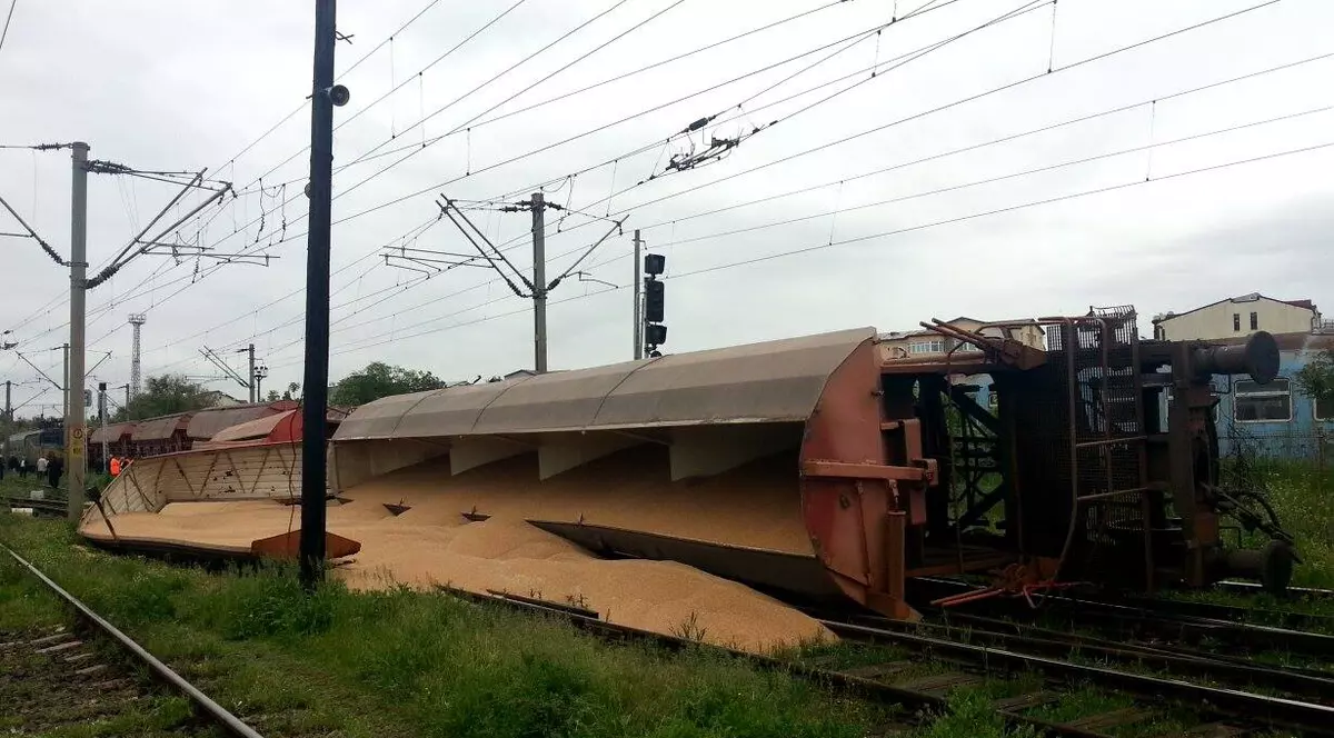 Tren deraiat la intrare în Gara Craiova! Două vagoane cu cereale s-au răsturnat | FOTO