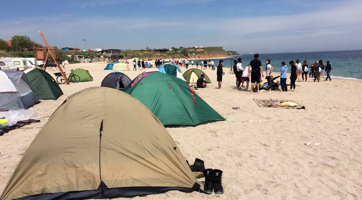 Românii au început deja distracția! Primii turiști au apărut pe litoral | FOTO&VIDEO