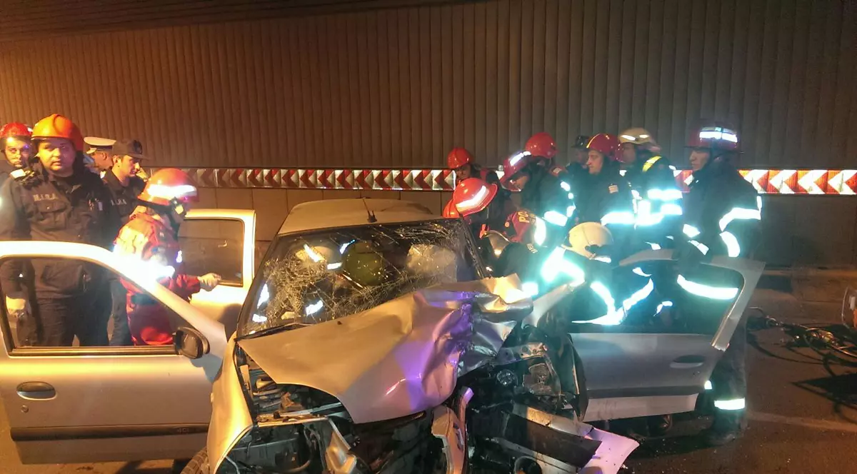Accident grav în Pasajul Unirii | Un bărbat a murit după ce s-a izbit de un stâlp