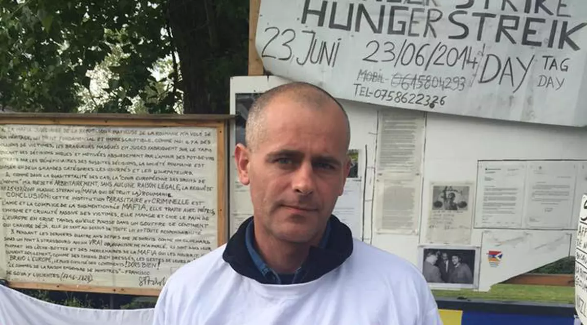 În greva foamei de 12 zile! Românul căruia i-au fost luaţi copiii și dați unei familii de homosexuali din Anglia nu renunţă la protest