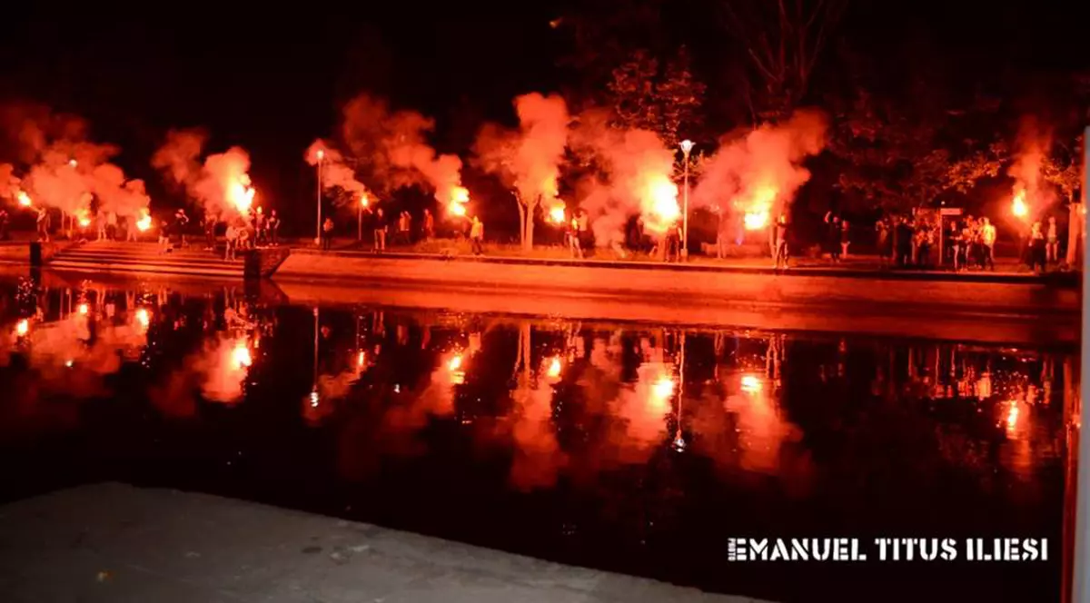 ACS Poli Timișoara pică, ASU Poli Timișoara, formația suporterilor, a promovat în Liga 2. Party pe Bega! FOTO&VIDEO