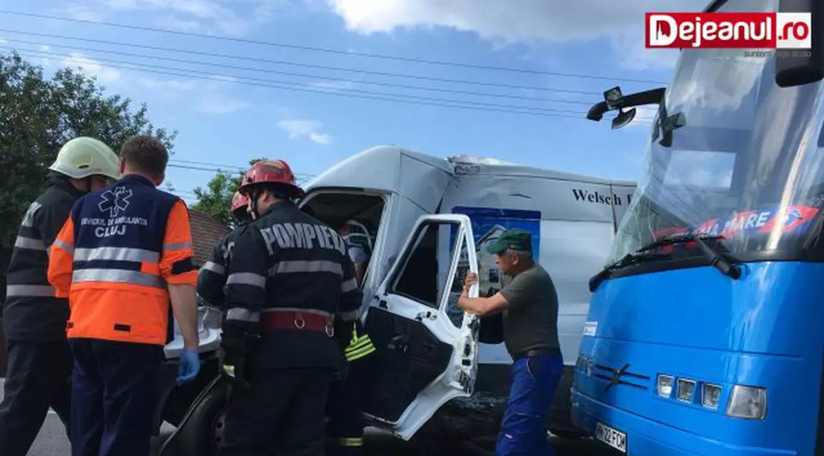 Autocarul echipei FCM Baia Mare, accident cu o autoutilitară, la întoarcerea de la Mediaş! VIDEO