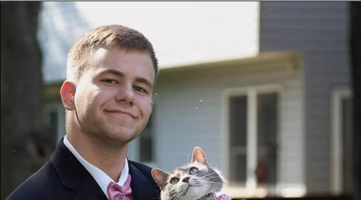 Un tânăr şi-a înlocuit partenera de la balul de absolvire cu... pisica. Imaginile fac furori pe internet