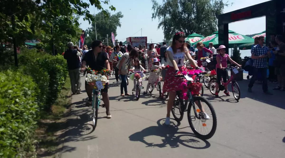 Flori, fete și biciclete pe Faleza Dunării, la Promenada Biciclistelor | GALERIE FOTO