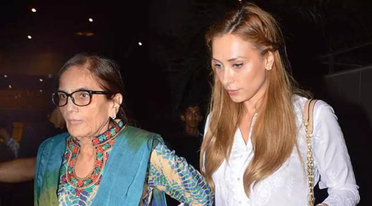 Iulia Vântur, cu mama lui Salman Khan la aeroport. Blonda se înţelege perfect cu "soacra"